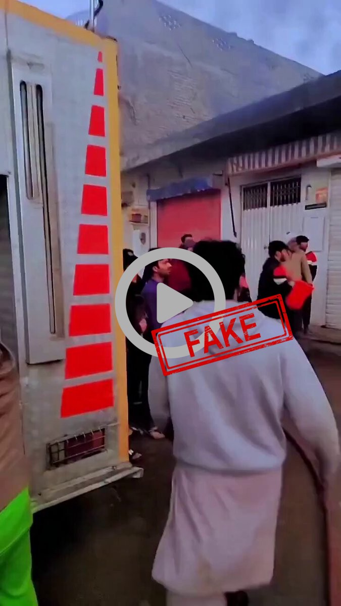 Fake Debunk: This can happen only in Pakistan Pak fire brigade dousing a massive fire with water buckets &amp; kitche